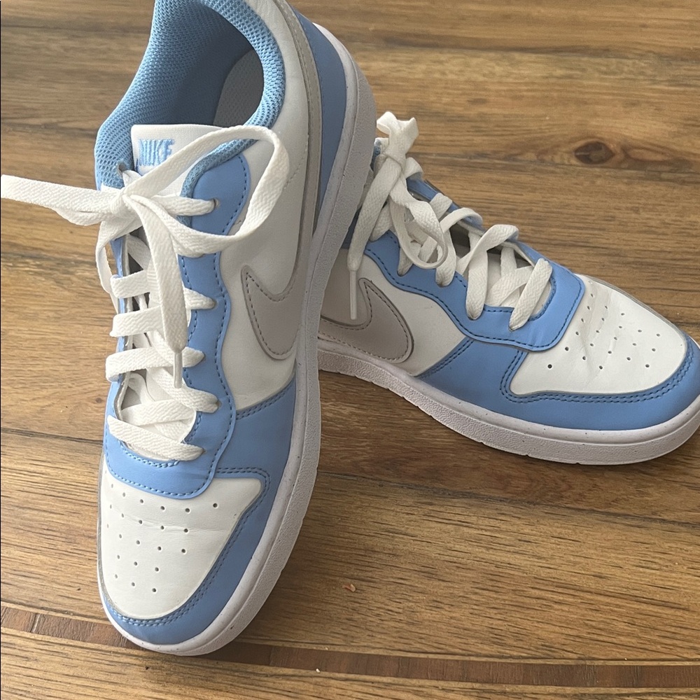 Nike Low-Top Sneakers in White and Light Blue